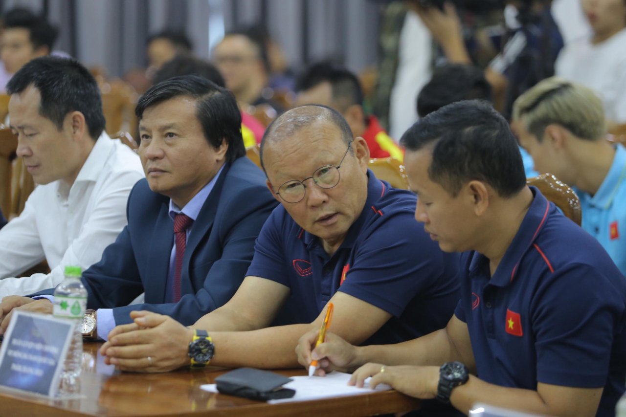 quang-hai-nhan-niem-vui-lon-cong-bo-nha-tai-tro-dong-hanh-cung-hlv-park-hang-seo