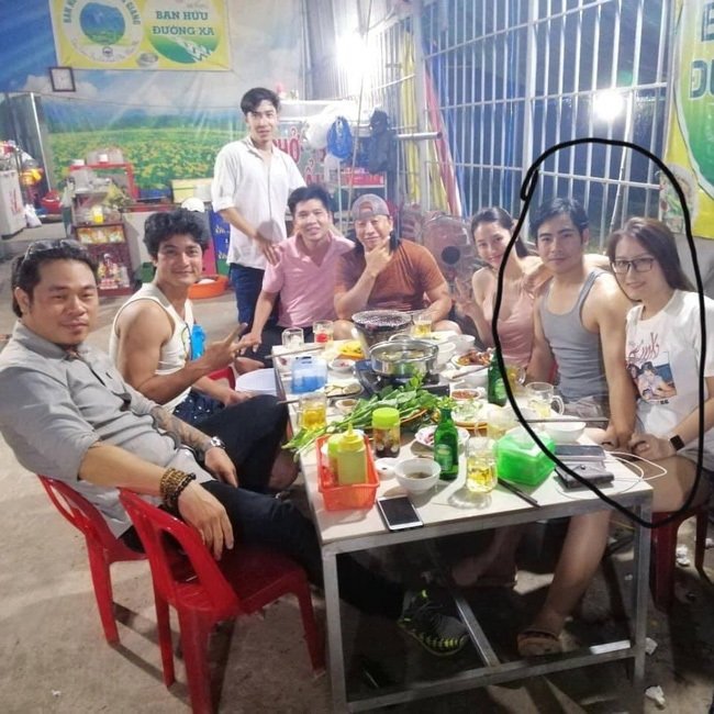 Giữa nghi vấn ly hôn Ngọc Lan, diễn viên Thanh bình lộ ảnh tay trong tay với một cô gái lạ. 