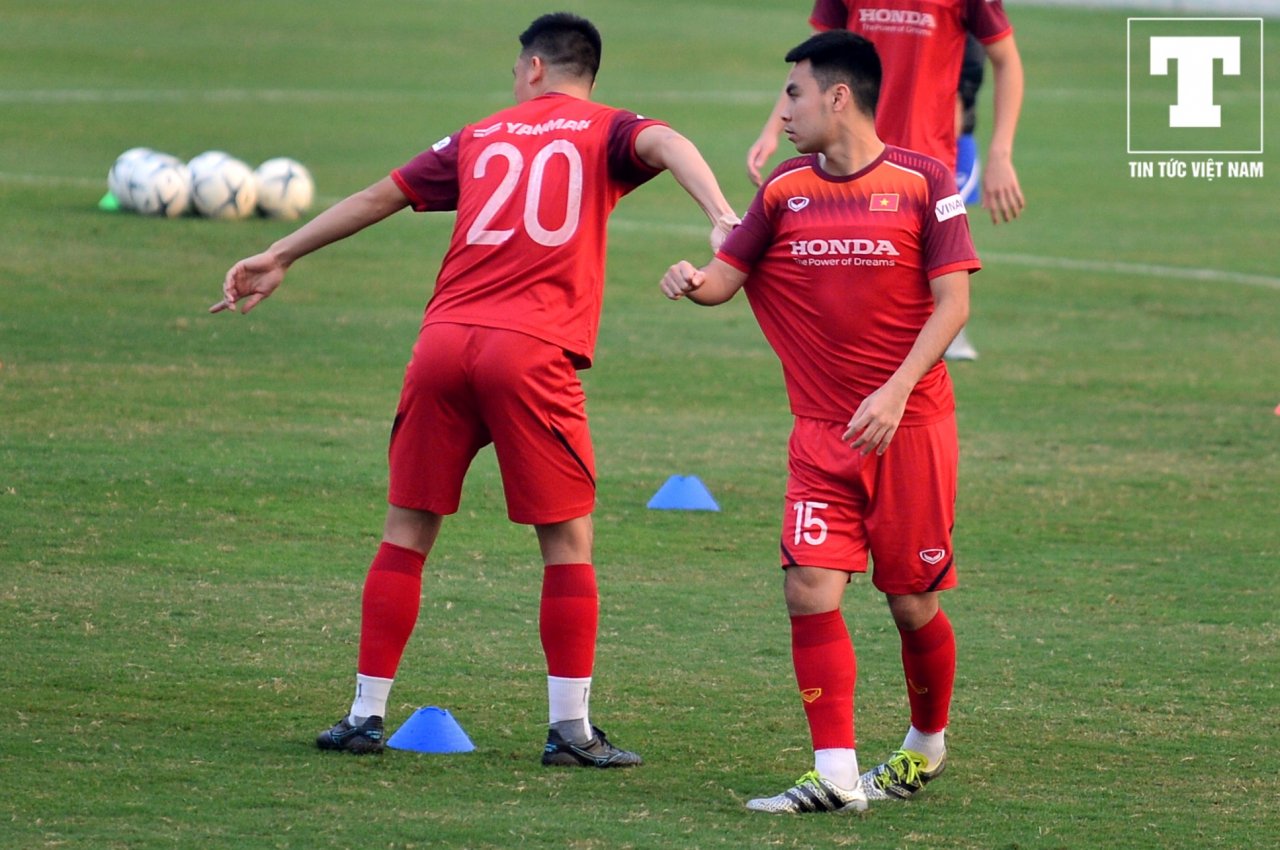 thay-tro-hlv-park-hang-seo-tap-bai-moi-tinh-trong-ngay-uae-hanh-quan-sang-viet-nam