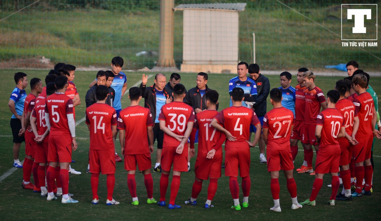 thay-tro-hlv-park-hang-seo-tap-bai-moi-tinh-trong-ngay-uae-hanh-quan-sang-viet-nam