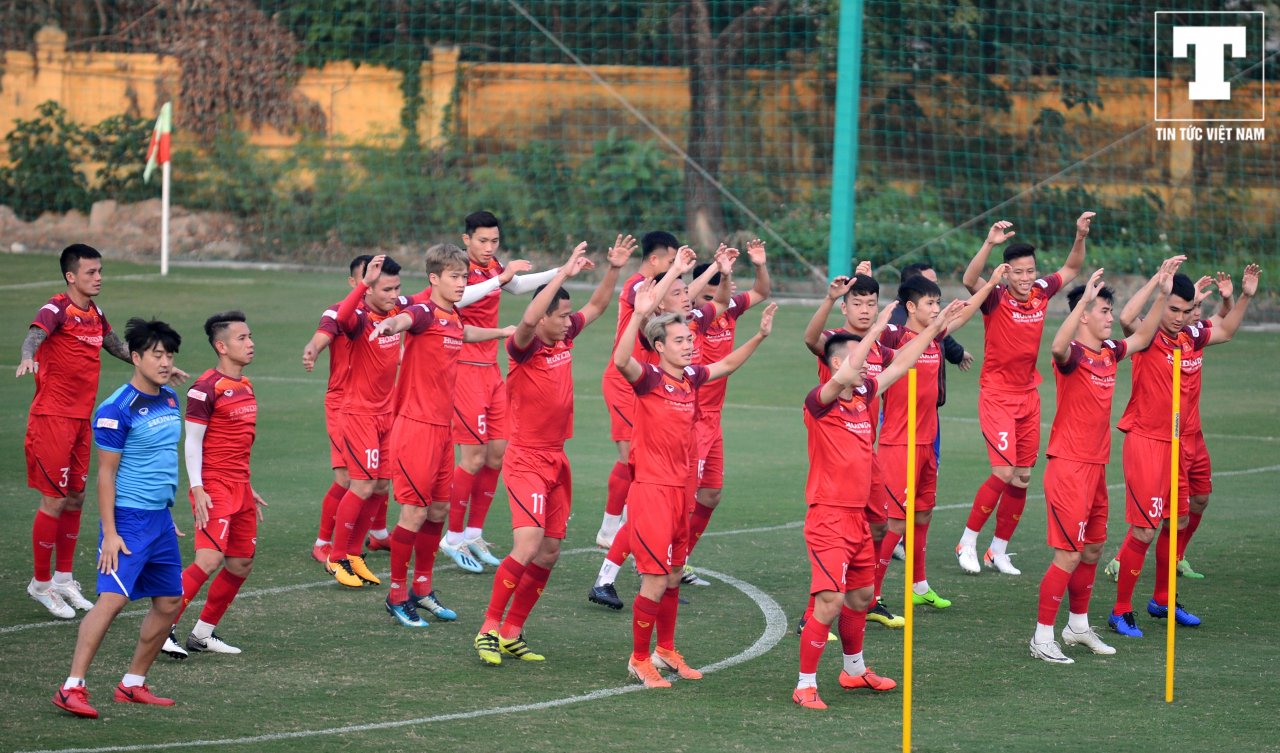 thay-tro-hlv-park-hang-seo-tap-bai-moi-tinh-trong-ngay-uae-hanh-quan-sang-viet-nam