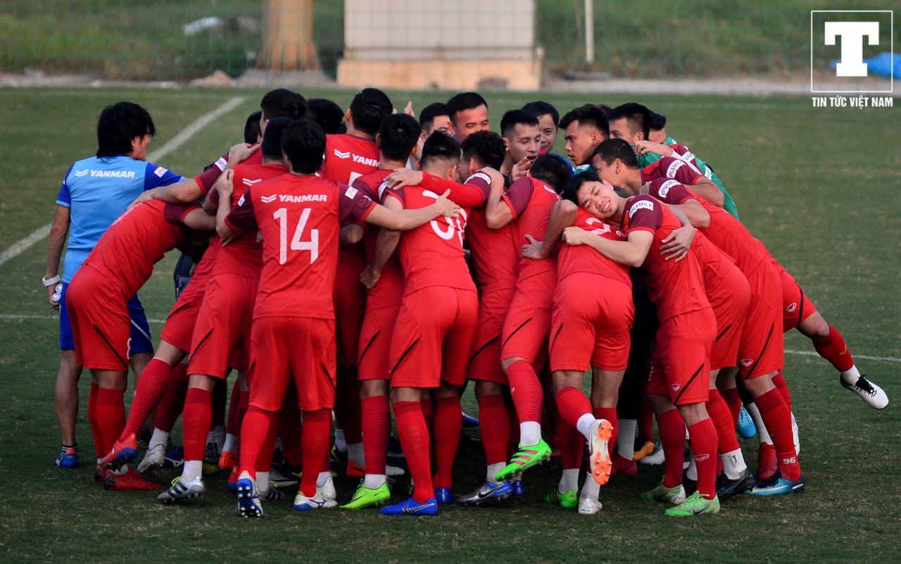 thay-tro-hlv-park-hang-seo-tap-bai-moi-tinh-trong-ngay-uae-hanh-quan-sang-viet-nam