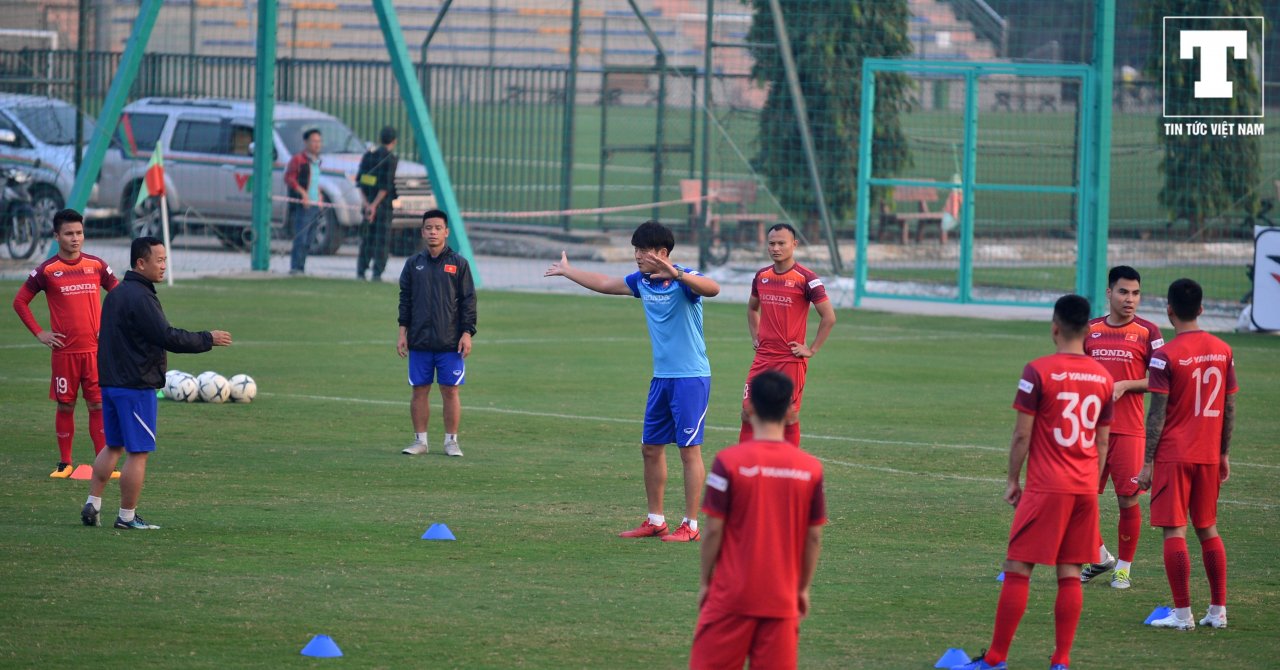 thay-tro-hlv-park-hang-seo-tap-bai-moi-tinh-trong-ngay-uae-hanh-quan-sang-viet-nam