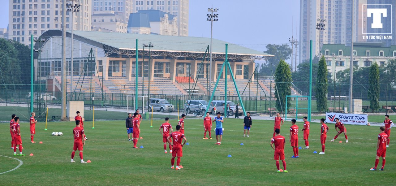 thay-tro-hlv-park-hang-seo-tap-bai-moi-tinh-trong-ngay-uae-hanh-quan-sang-viet-nam