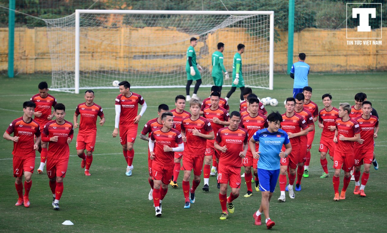 thay-tro-hlv-park-hang-seo-tap-bai-moi-tinh-trong-ngay-uae-hanh-quan-sang-viet-nam