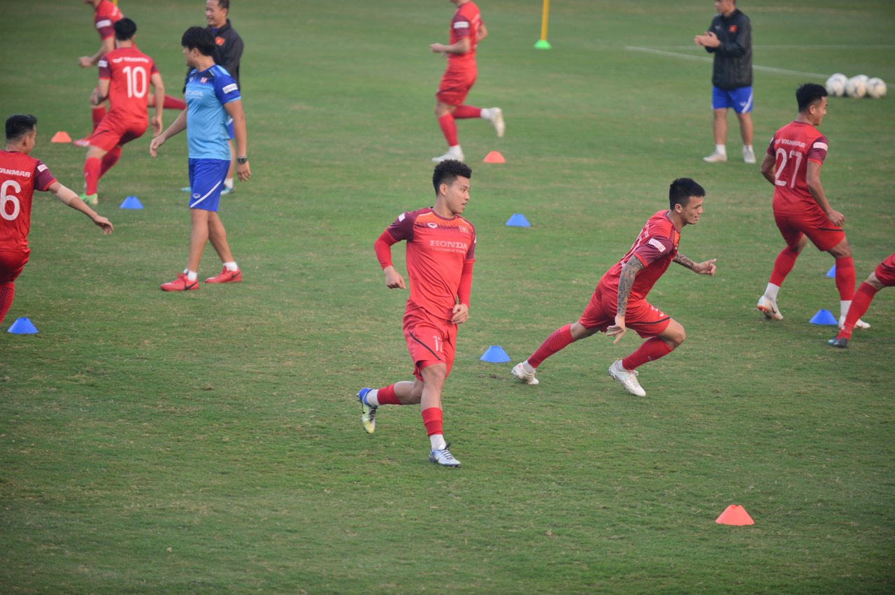 thay-tro-hlv-park-hang-seo-tap-bai-moi-tinh-trong-ngay-uae-hanh-quan-sang-viet-nam