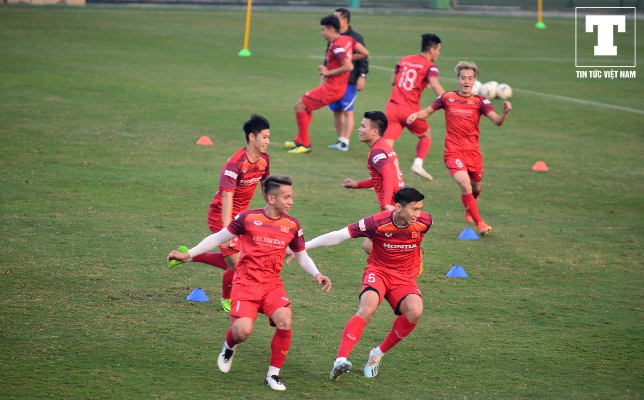 can-canh-than-hinh-vam-vo-cua-doan-van-hau-sau-hai-thang-gia-nhap-heerenveen