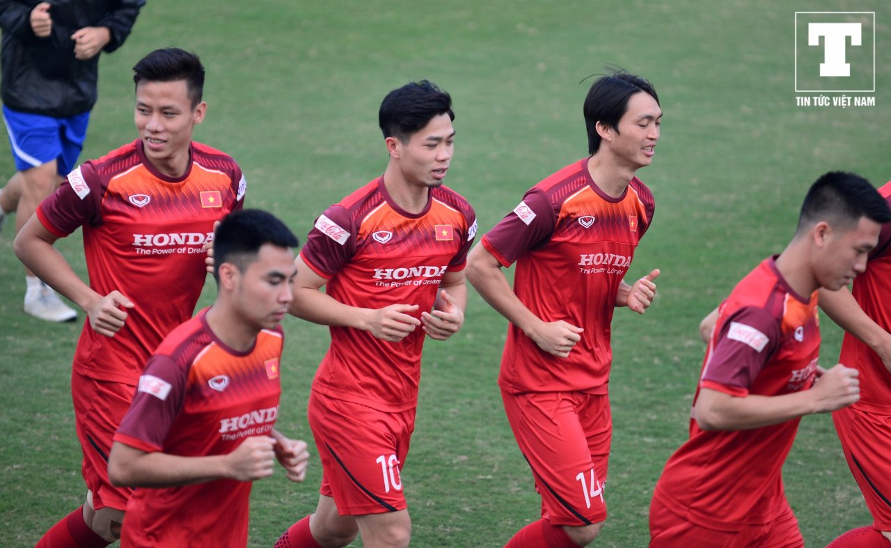 can-canh-than-hinh-vam-vo-cua-doan-van-hau-sau-hai-thang-gia-nhap-heerenveen