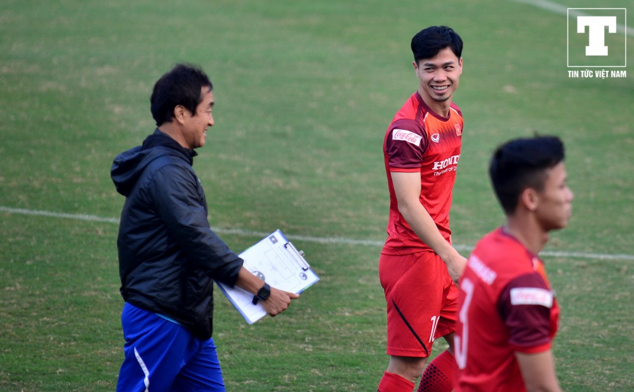 can-canh-than-hinh-vam-vo-cua-doan-van-hau-sau-hai-thang-gia-nhap-heerenveen
