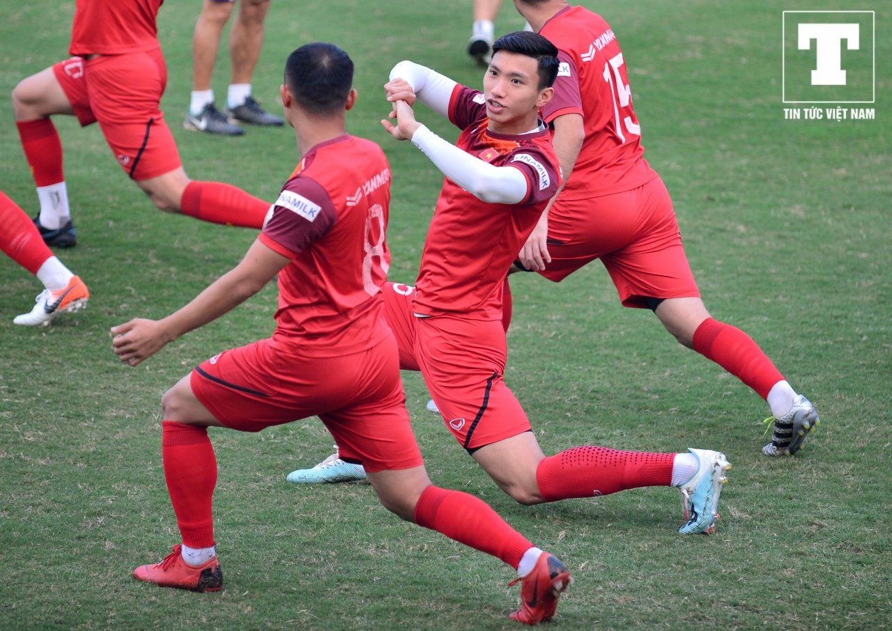 can-canh-than-hinh-vam-vo-cua-doan-van-hau-sau-hai-thang-gia-nhap-heerenveen