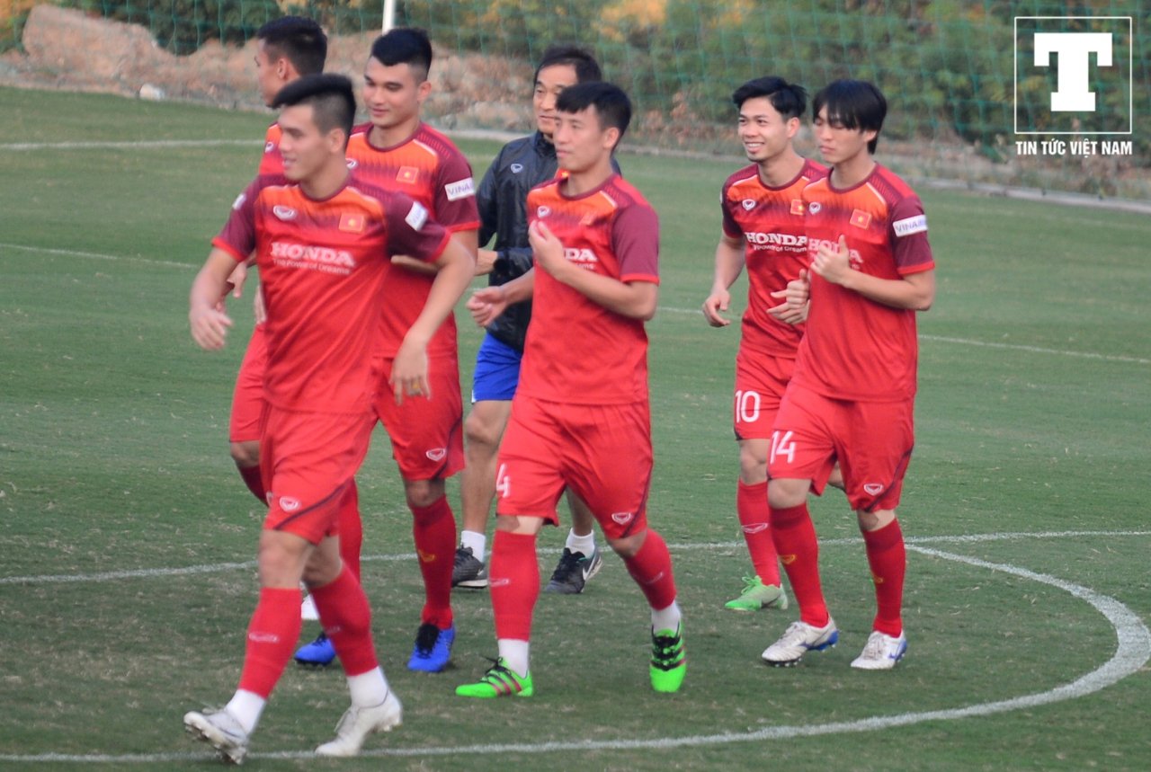 can-canh-than-hinh-vam-vo-cua-doan-van-hau-sau-hai-thang-gia-nhap-heerenveen