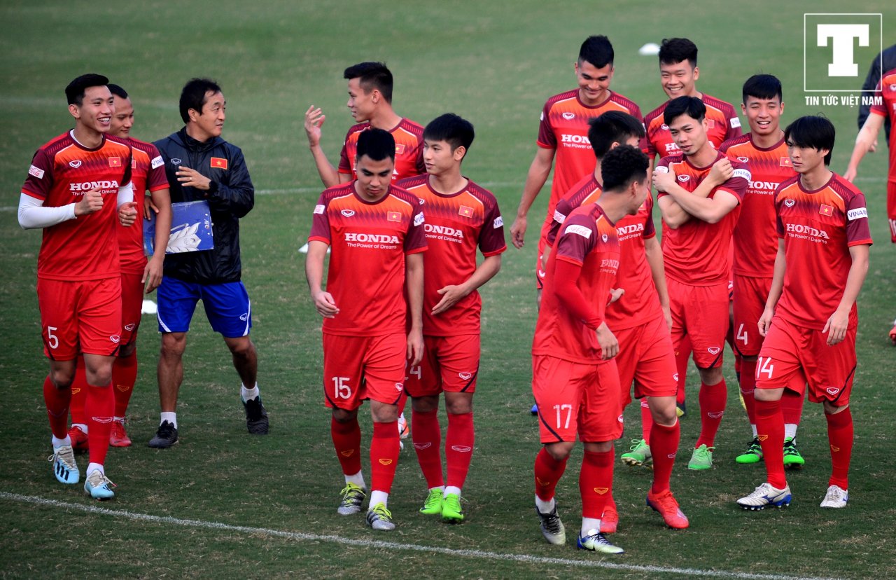 can-canh-than-hinh-vam-vo-cua-doan-van-hau-sau-hai-thang-gia-nhap-heerenveen