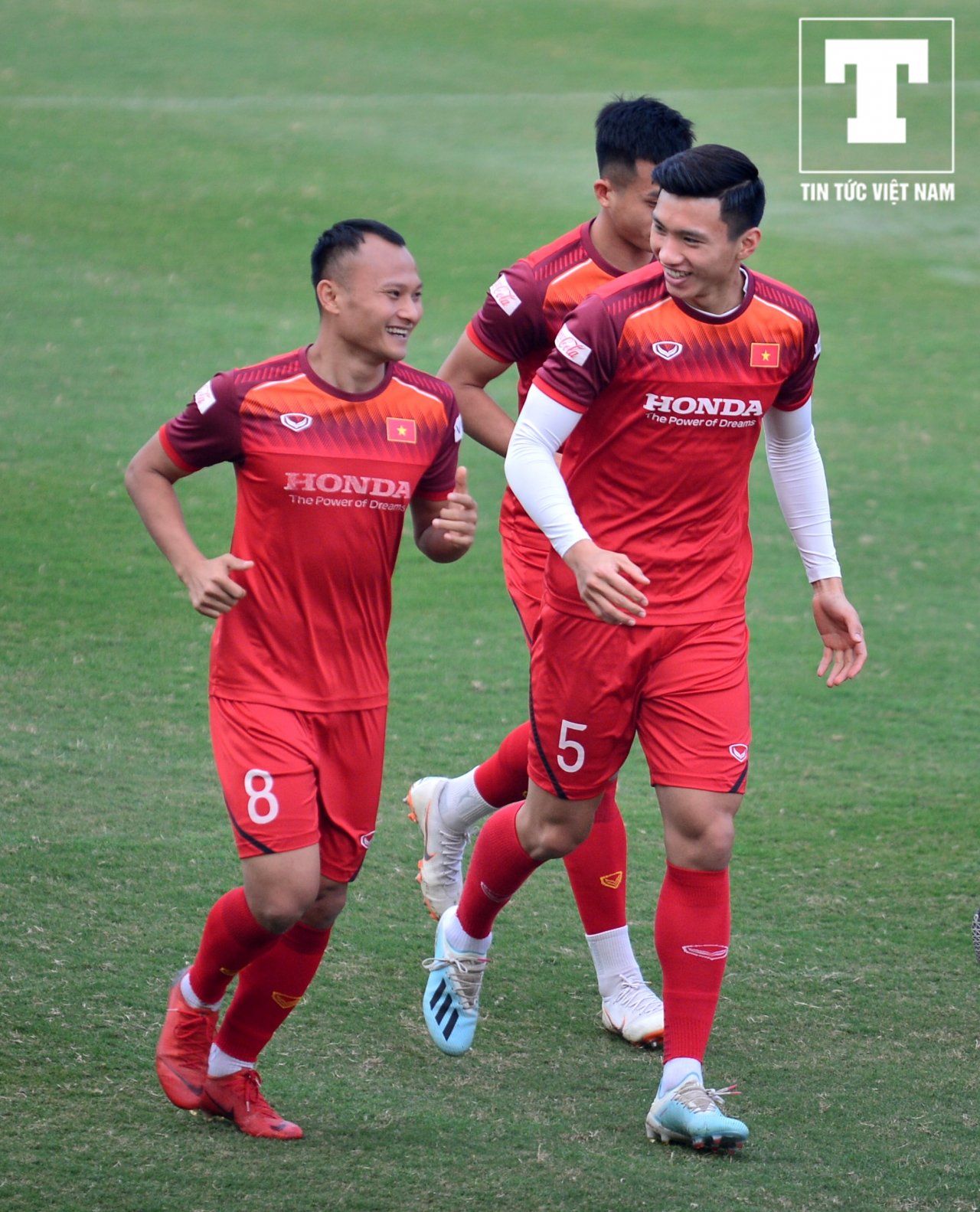can-canh-than-hinh-vam-vo-cua-doan-van-hau-sau-hai-thang-gia-nhap-heerenveen