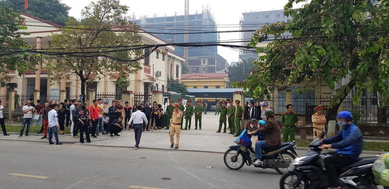 Rất đông người đến theo dõi phiên xử Khá Bảnh.