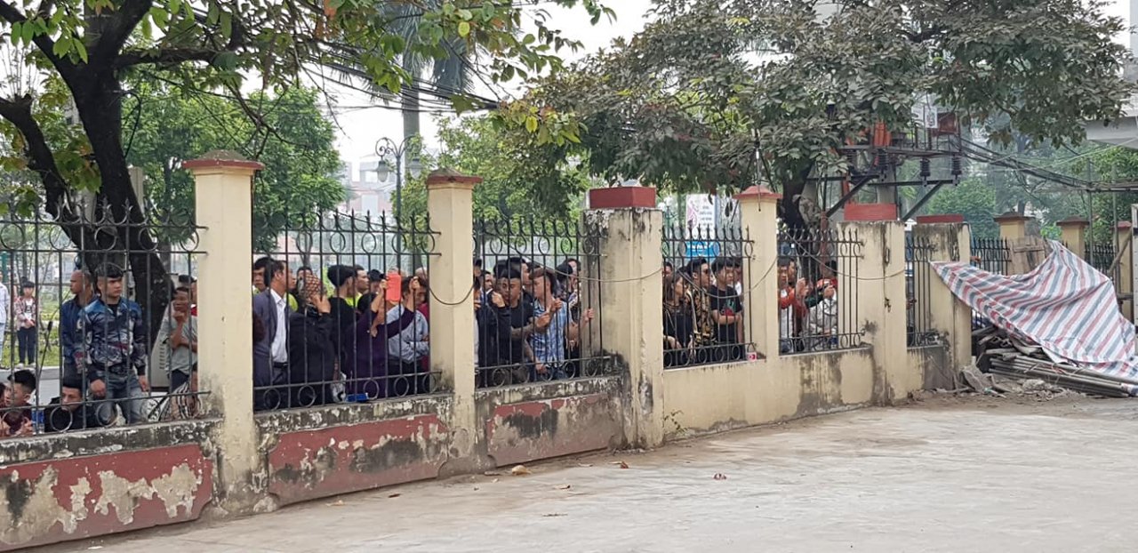 Hàng trăm thanh niên đứng ngoài tòa theo dõi vụ xét xử Khá Bảnh. 