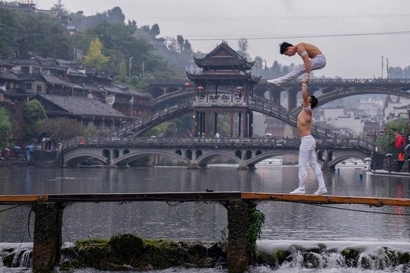 Quốc Cơ - Quốc Nghiệp biểu diễn tại Phượng Hoàng Cổ Trấn.