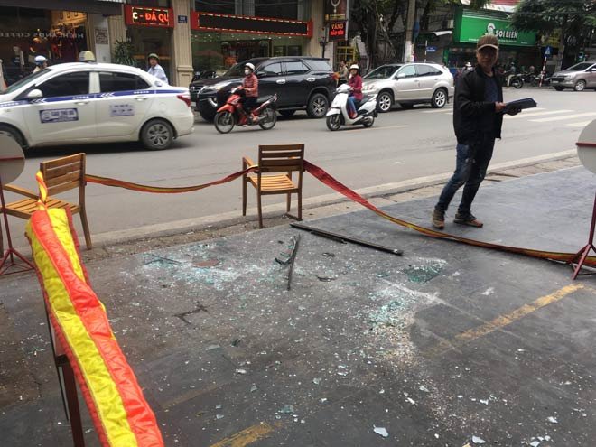 Những mảnh kính vỡ tung tóe ra vỉa hè. (Ảnh: FB).