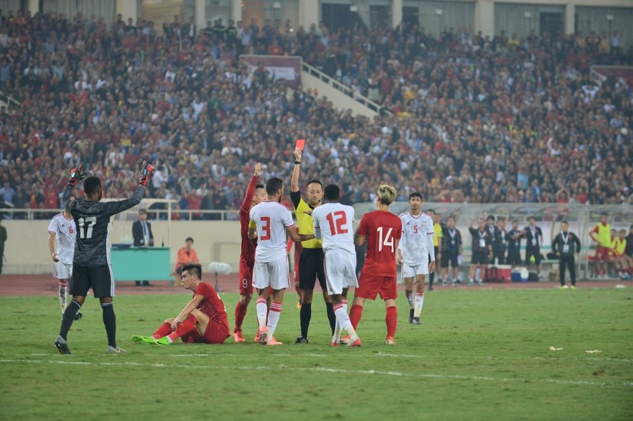 hlv-uae-toi-chua-thay-trong-tai-nao-rut-the-do-nhanh-nhu-vay