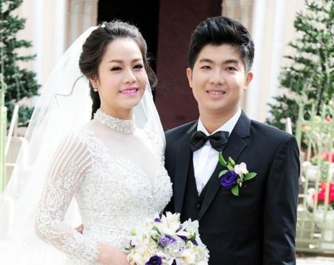 Sau 2 năm vướng tin đồn hôn nhân rạn nứt, lần đầu phía Nhật Kim Anh xác nhận đã ly hôn vào tháng 6 vừa qua. Từ đầu năm 2019, nữ diễn viên không còn cập nhật hình ảnh bên ông xã. Thỉnh thoảng, cô cũng đăng tải những status đầy tâm trạng. Thậm chí, Nhật Kim Anh cũng đã đổi sang trạng thái độc thân trên trang cá nhân. 
