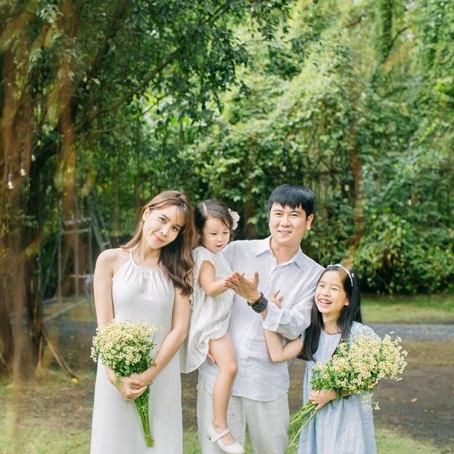 Dù đã ly hôn nhưng mối quan hệ của Hồ Hoài Anh và Lưu Hương Giang vẫn rất thân thiết, gắn bó. Trong dịp sinh nhật của nữ ca sĩ, Hồ Hoài Anh còn tặng bánh kem ghi dòng chữ 