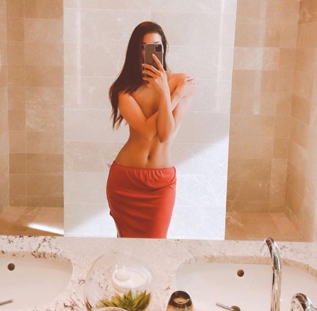 Phạm Hương đăng ảnh bán nude khiến cộng đồng mạng xôn xao. 