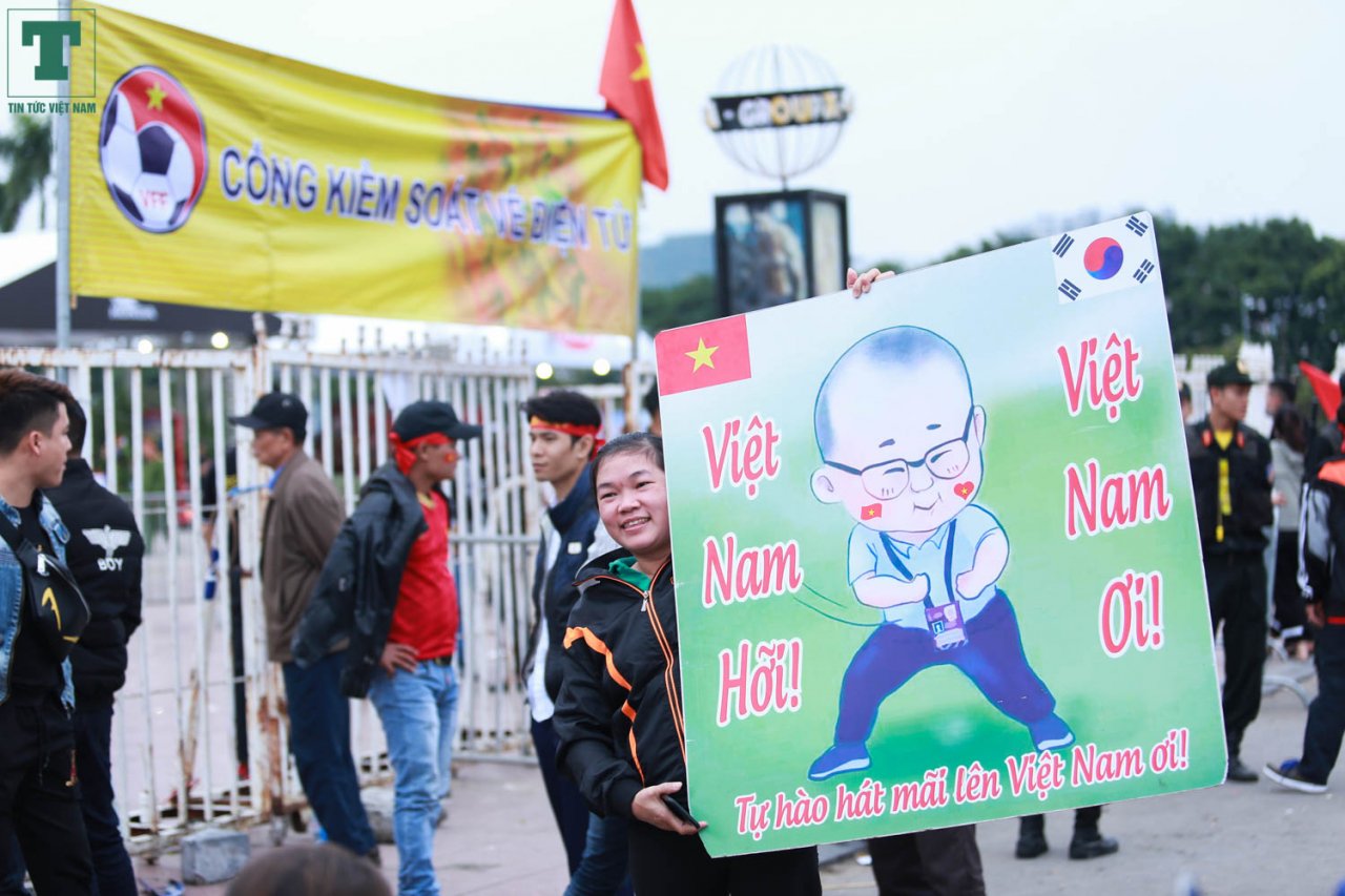 truoc-gio-cam-phuong-tien-cdv-da-den-kin-san-my-dinh-co-vu-cho-doi-nha