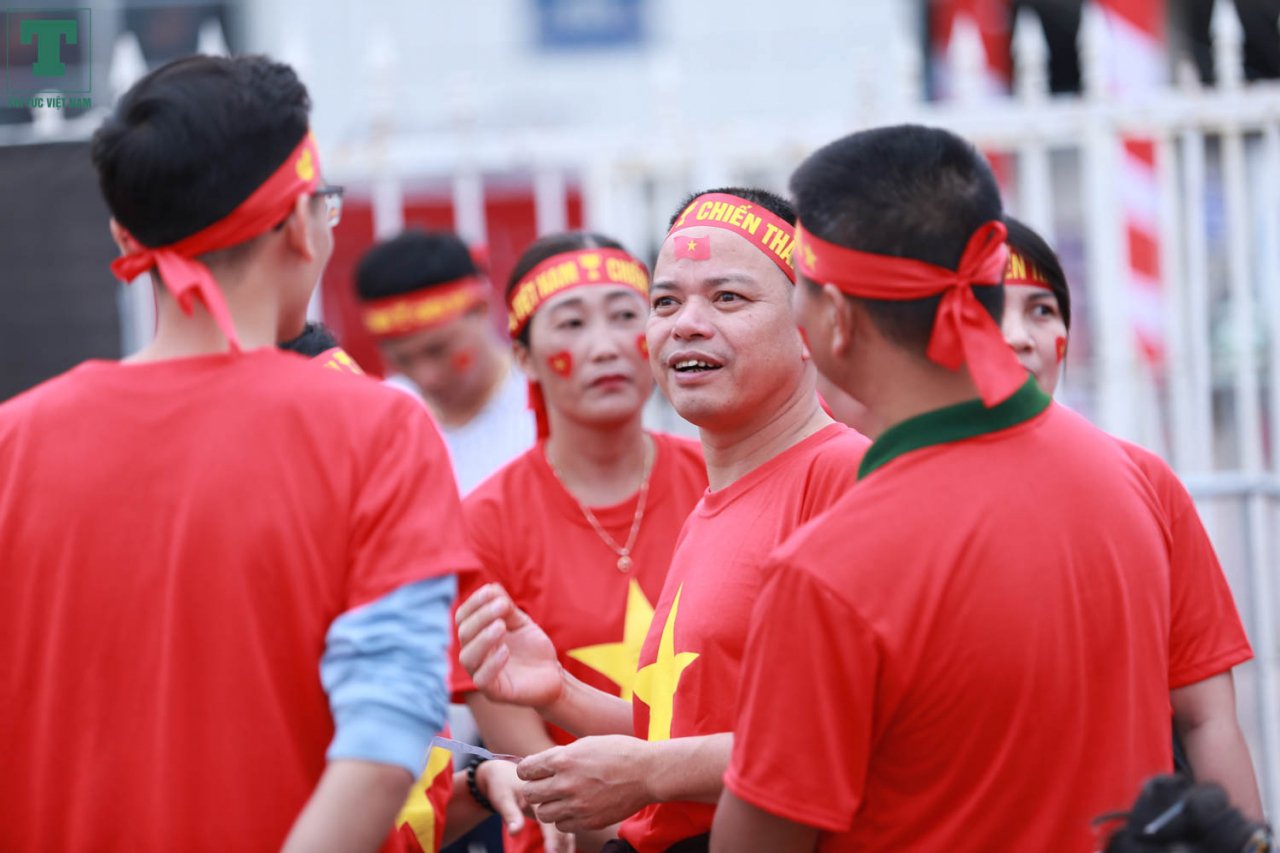 truoc-gio-cam-phuong-tien-cdv-da-den-kin-san-my-dinh-co-vu-cho-doi-nha