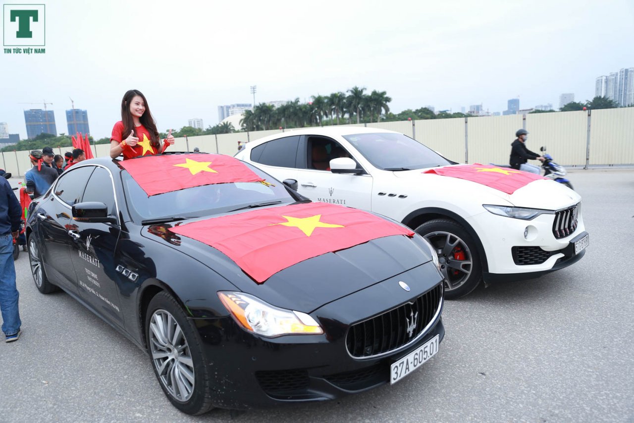 truoc-gio-cam-phuong-tien-cdv-da-den-kin-san-my-dinh-co-vu-cho-doi-nha