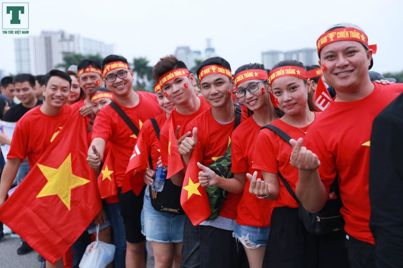 truoc-gio-cam-phuong-tien-cdv-da-den-kin-san-my-dinh-co-vu-cho-doi-nha