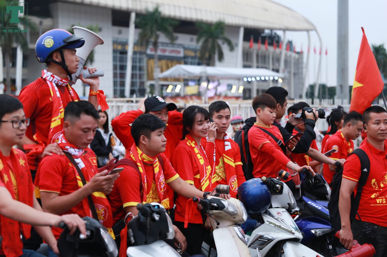 truoc-gio-cam-phuong-tien-cdv-da-den-kin-san-my-dinh-co-vu-cho-doi-nha