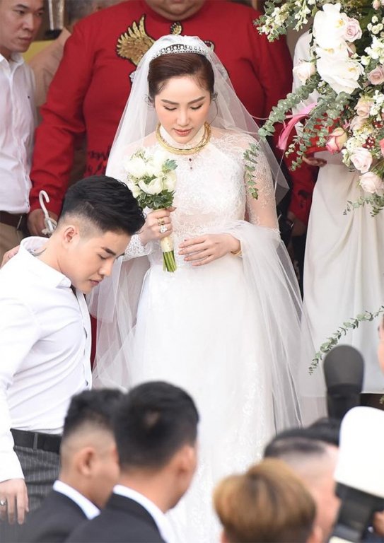 Bảo Thy xuất hiện xinh đẹp trong lễ cưới tại nhà thờ. 