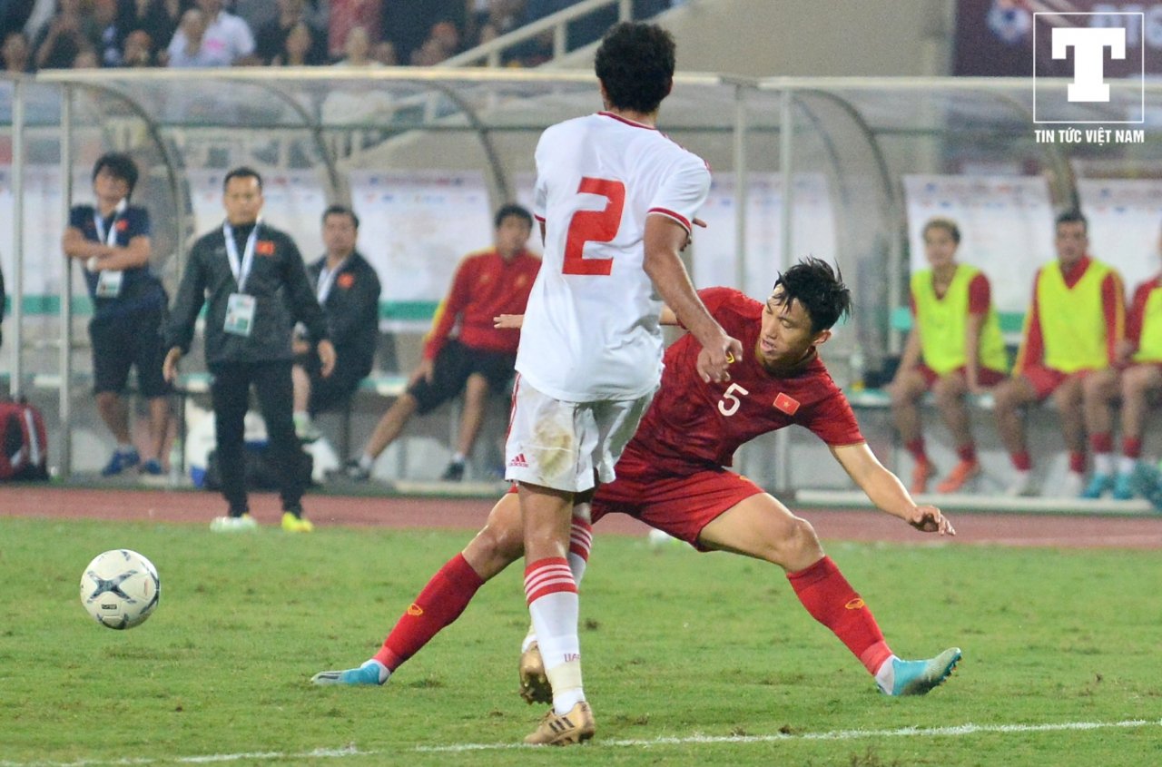 cau-thu-uae-bat-ra-khi-tranh-chap-bong-voi-doan-van-hau