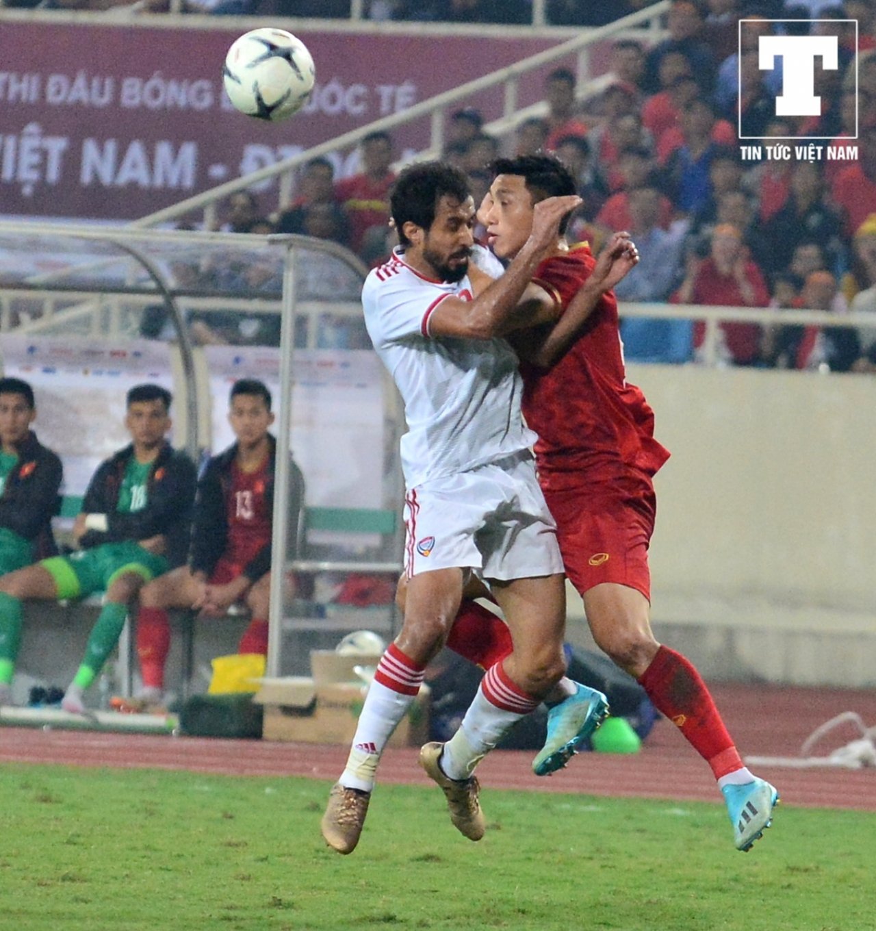 cau-thu-uae-bat-ra-khi-tranh-chap-bong-voi-doan-van-hau