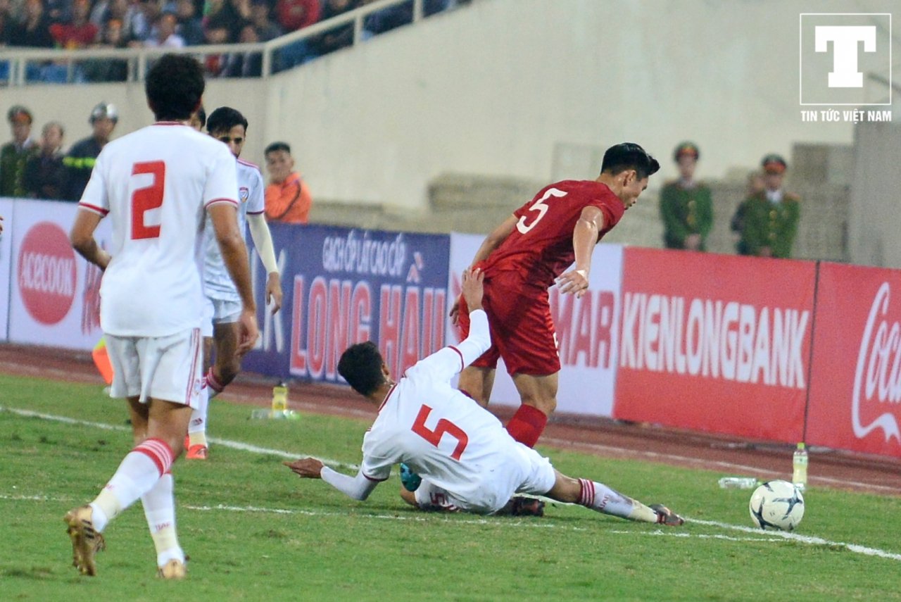 cau-thu-uae-bat-ra-khi-tranh-chap-bong-voi-doan-van-hau