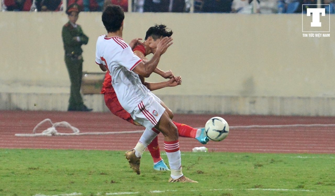 cau-thu-uae-bat-ra-khi-tranh-chap-bong-voi-doan-van-hau