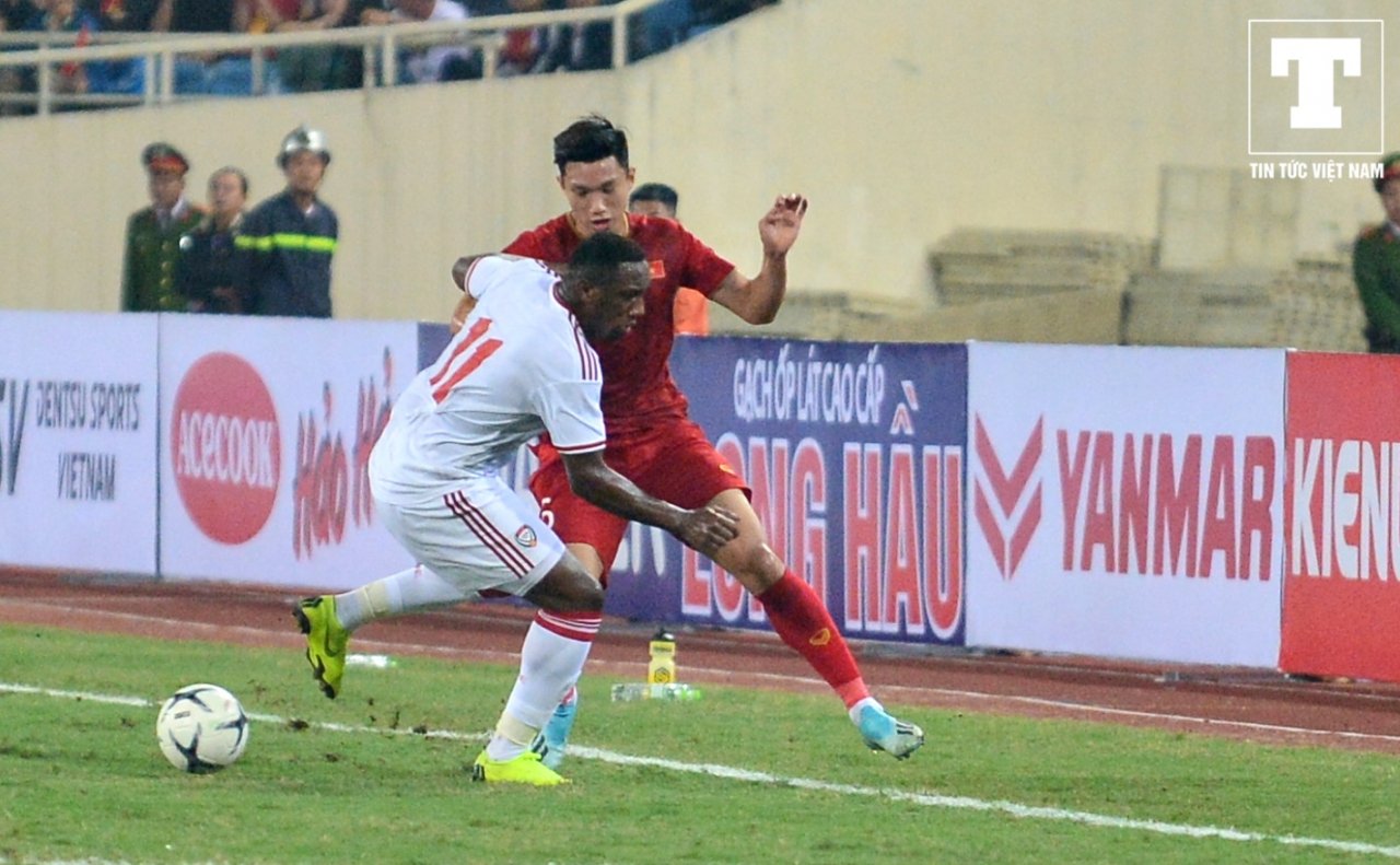 cau-thu-uae-bat-ra-khi-tranh-chap-bong-voi-doan-van-hau