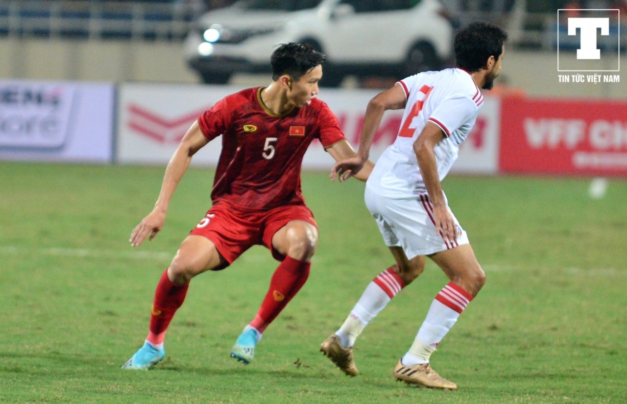 cau-thu-uae-bat-ra-khi-tranh-chap-bong-voi-doan-van-hau