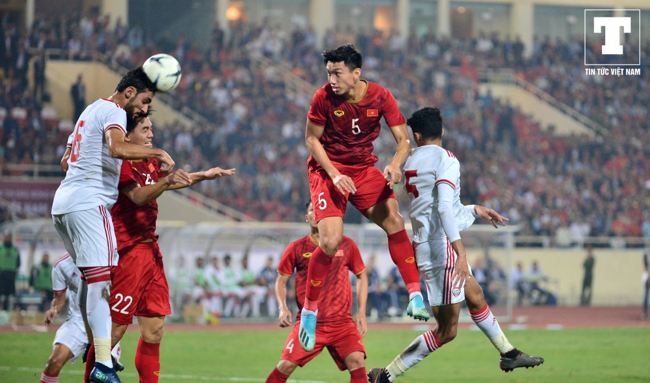 cau-thu-uae-bat-ra-khi-tranh-chap-bong-voi-doan-van-hau