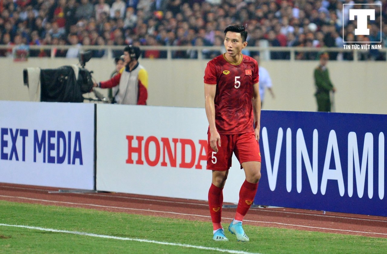 cau-thu-uae-bat-ra-khi-tranh-chap-bong-voi-doan-van-hau