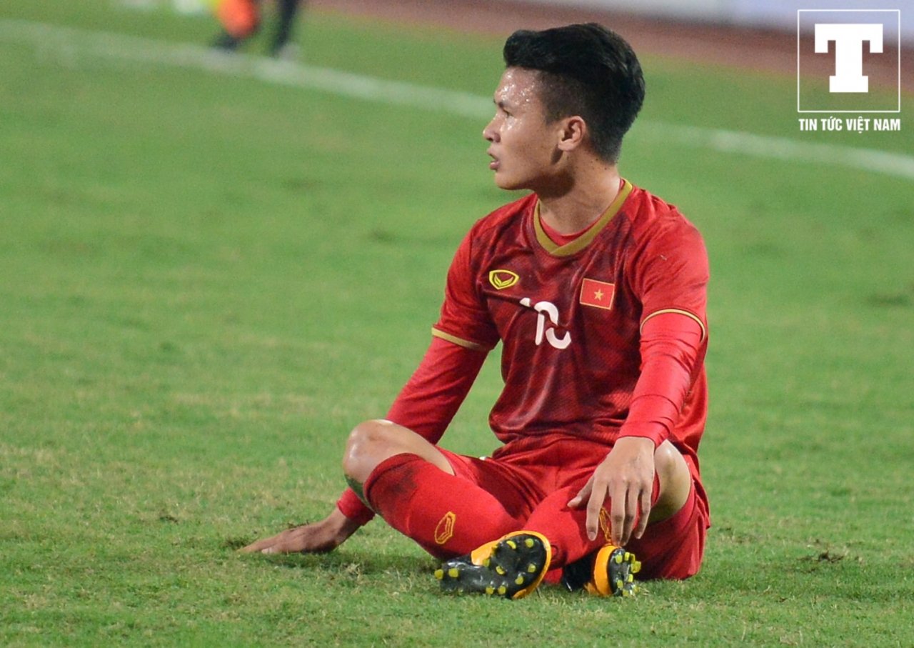 doi-chan-ma-thuat-cua-quang-hai-khien-cau-thu-uae-lien-tuc-pham-loi