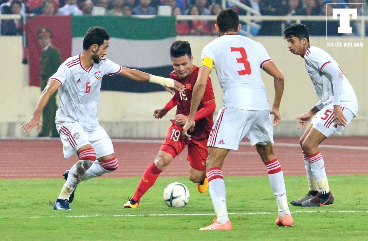 doi-chan-ma-thuat-cua-quang-hai-khien-cau-thu-uae-lien-tuc-pham-loi