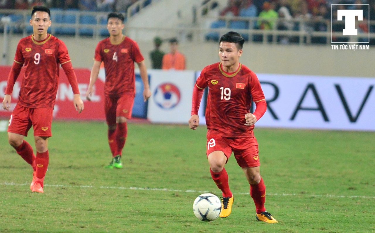 doi-chan-ma-thuat-cua-quang-hai-khien-cau-thu-uae-lien-tuc-pham-loi