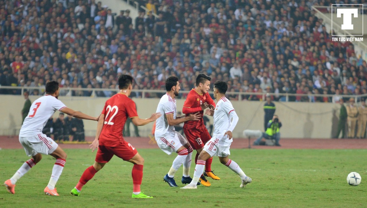 doi-chan-ma-thuat-cua-quang-hai-khien-cau-thu-uae-lien-tuc-pham-loi