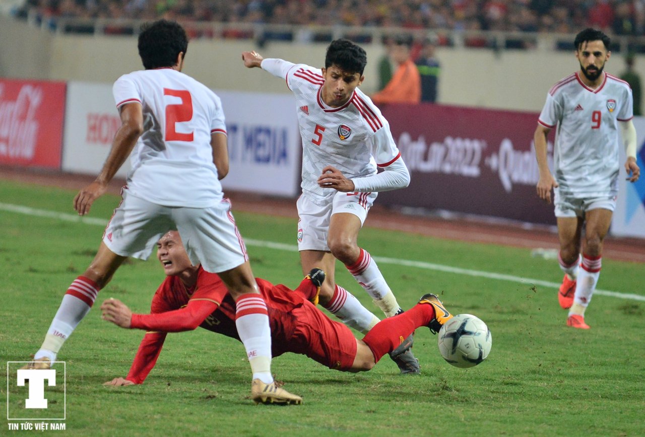 doi-chan-ma-thuat-cua-quang-hai-khien-cau-thu-uae-lien-tuc-pham-loi