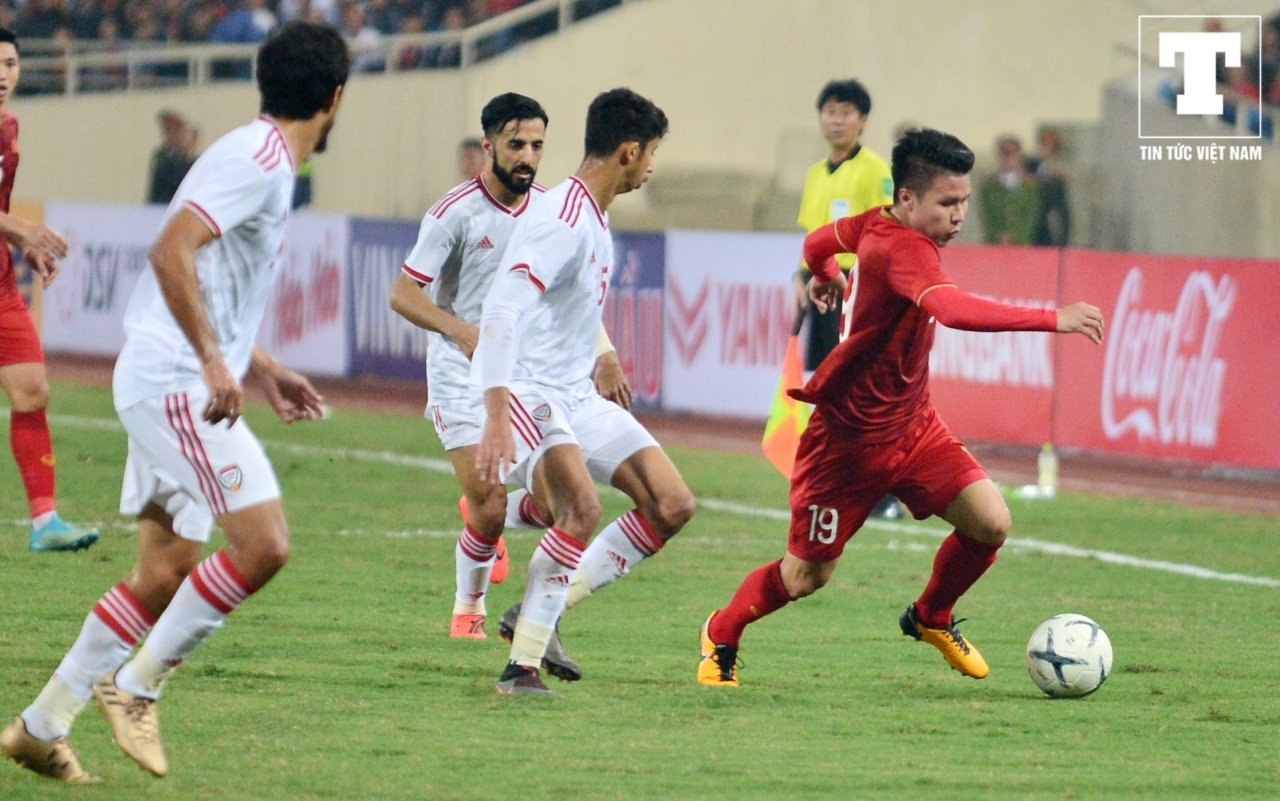 doi-chan-ma-thuat-cua-quang-hai-khien-cau-thu-uae-lien-tuc-pham-loi