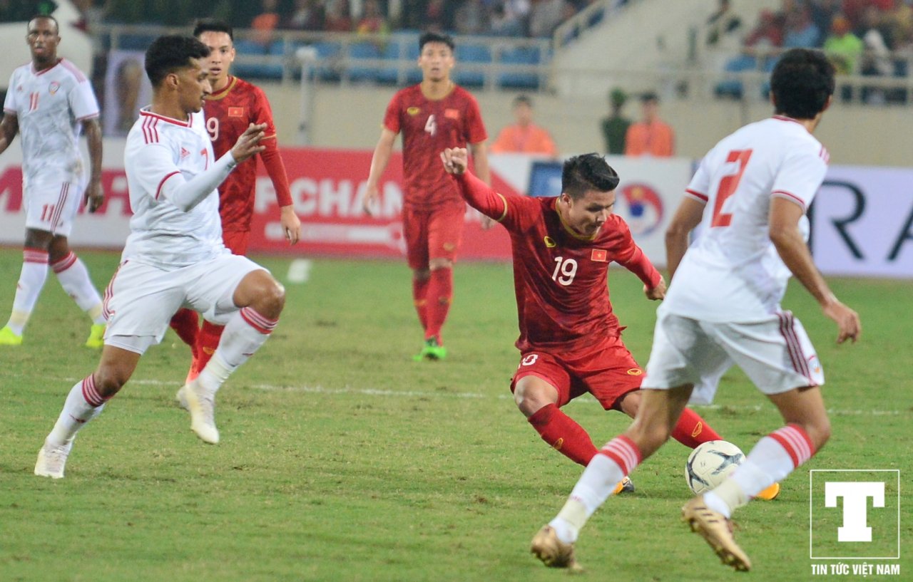 doi-chan-ma-thuat-cua-quang-hai-khien-cau-thu-uae-lien-tuc-pham-loi