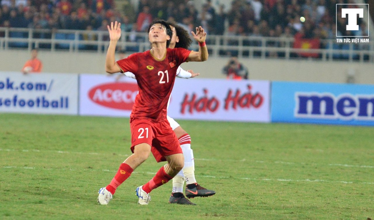 messi-uae-to-trong-tai-phat-the-khi-tuan-anh-dung-tay-can-bong-giua-san