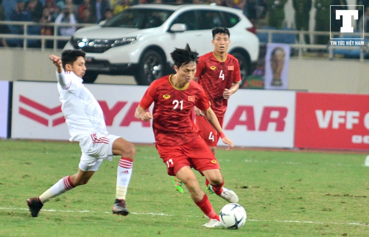 messi-uae-to-trong-tai-phat-the-khi-tuan-anh-dung-tay-can-bong-giua-san