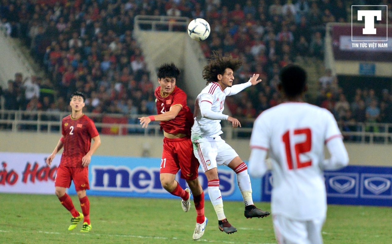 messi-uae-to-trong-tai-phat-the-khi-tuan-anh-dung-tay-can-bong-giua-san
