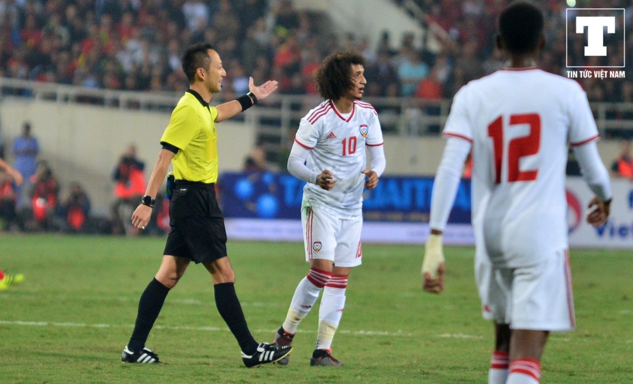 messi-uae-to-trong-tai-phat-the-khi-tuan-anh-dung-tay-can-bong-giua-san